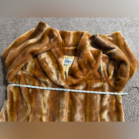 Ms. Divine Immitation Fur Coat.
Size: 3X. Women’s - Picture 3 of 16